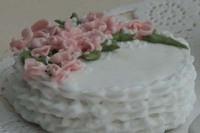 Pink_Floral_Round_White_Cake.jpg